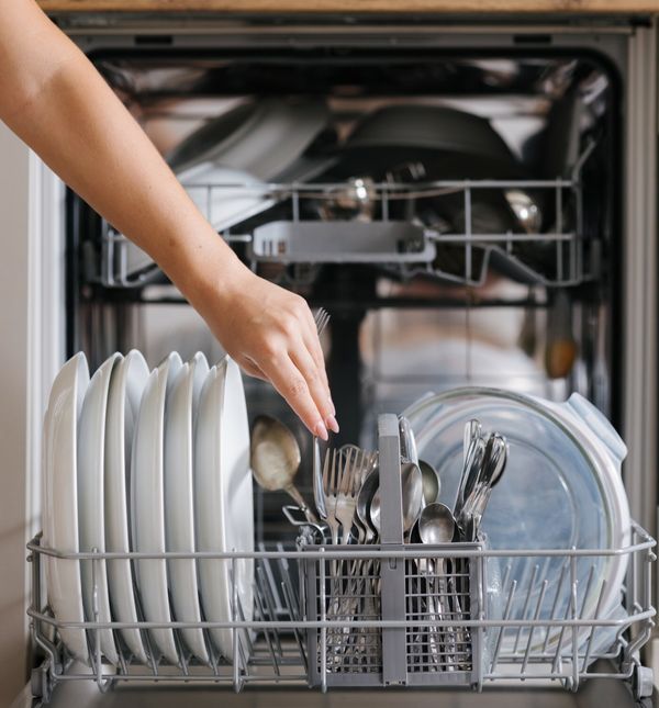 Evo kako su na kraju glasale naše čitateljice u vječnoj debati o slaganju pribora za jelo u perilicu