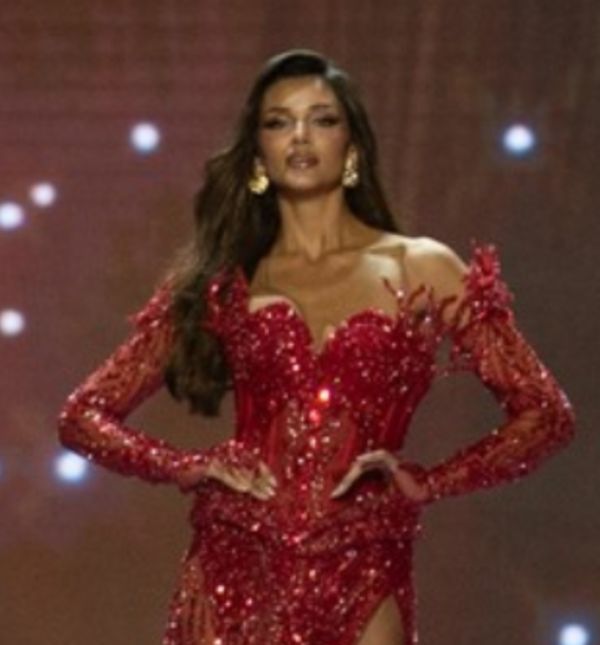 Miss Universe Hrvatske Laura Gnjatović u crvenoj večernjoj haljini na svjetskom izboru za Miss Universe