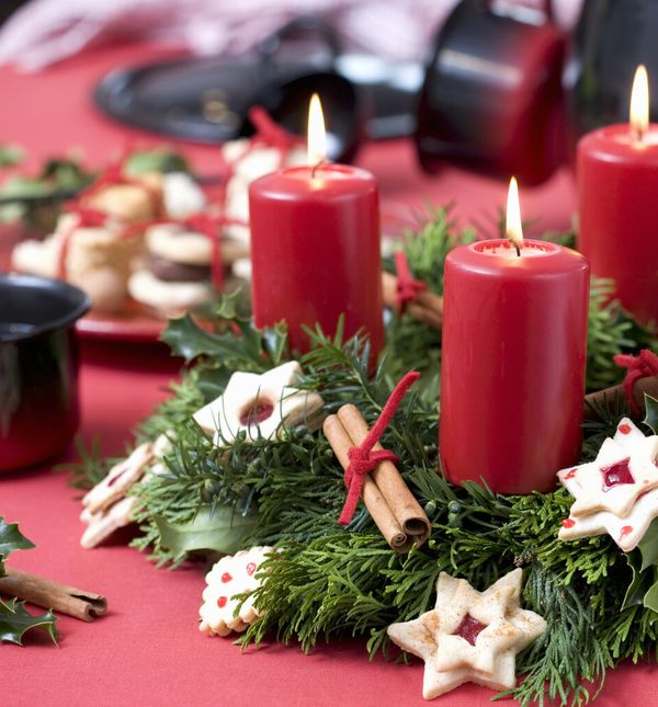 Želite li ostati vjerni klasičnom adventskom izgledu, vijenac možete podići keksićima u obliku zvjezdica i štapićima cimeta
