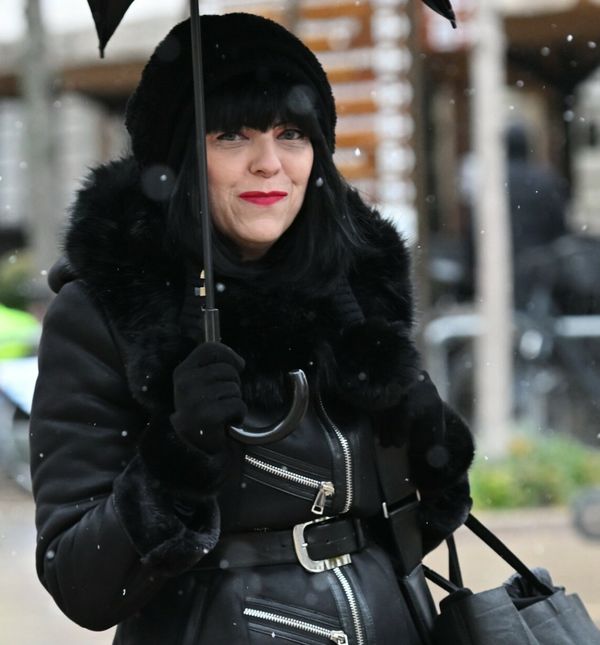 Gležnjače Mirela Holy hrabar su izbor za skliske zagrebačke ulice, ali ipak ih je zasjenio njezin – kišobran