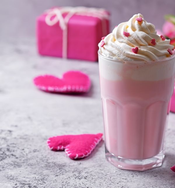 Ružičasta topla čokolada sa šlagom