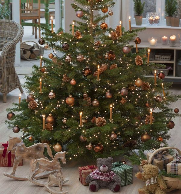 Ukrašavanje doma za Božić smeđim detaljima