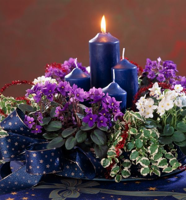 Adventski vijenci ukrašeni cvijećem