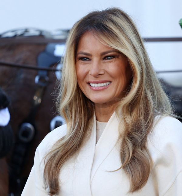 Melania Trump dočekala je veliko božićno drvce koje će tijekom blagdana krasiti Plavu sobu u Bijeloj kući