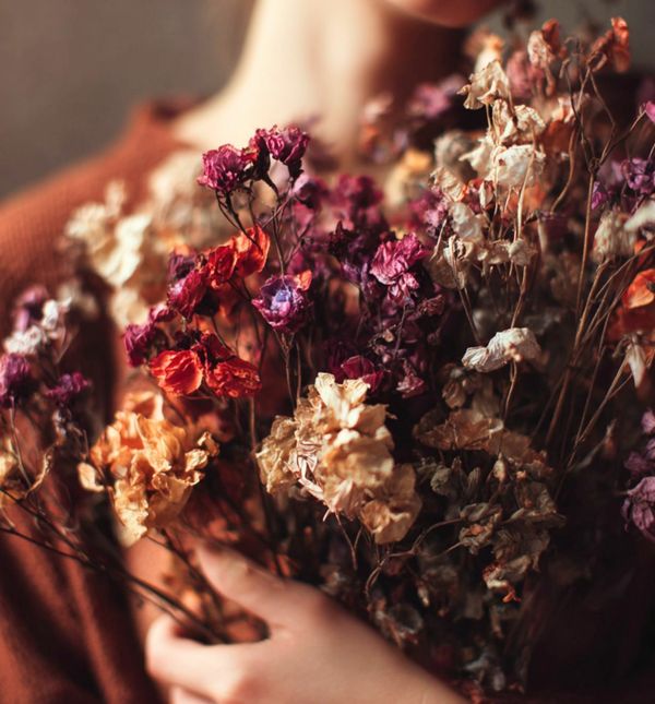 Žena drži suho cvijeće
