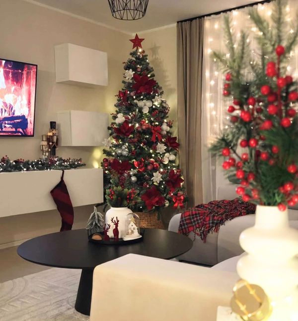 U božićno vrijeme stan Ane Martić oživi u bojama, nakitu i svjetlucavim ukrasima