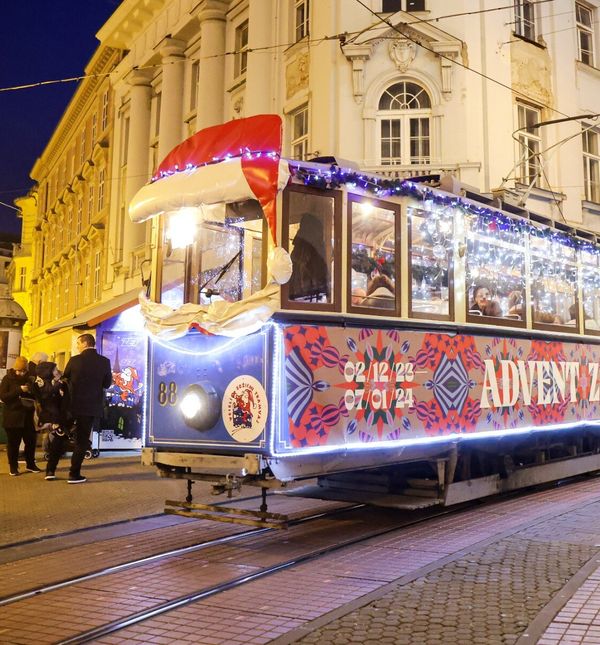 Veseli božićni tramvaj