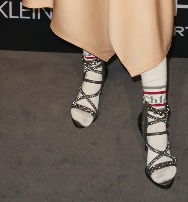 (Ne)zamisliva kombinacija sportskih čarapa, štikli i večernje haljine