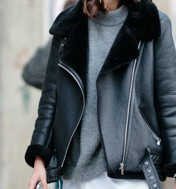 Kožnata jakna i pulover uvijek su dobar odabir