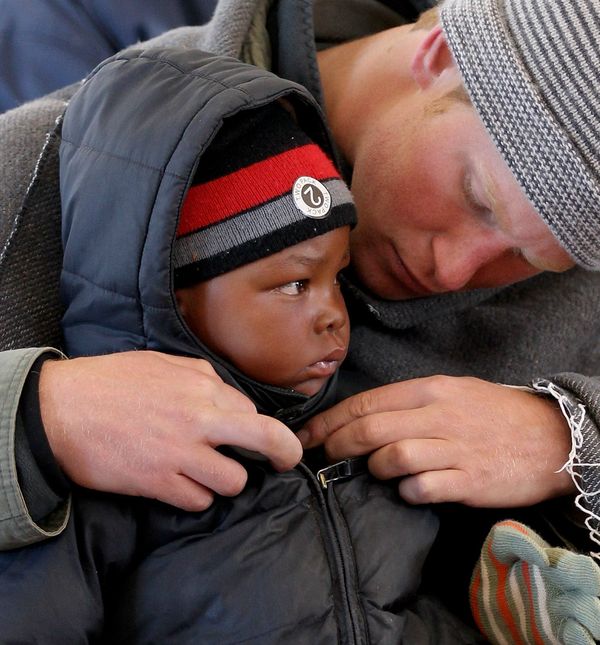 Brižni Harry zakopčava mališana u afričkom Semonkongu kako mu ne bi bilo hladno