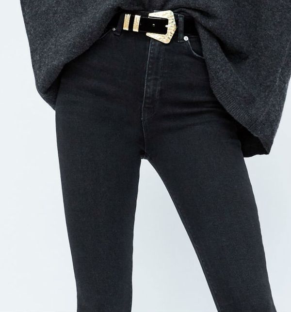 Crne traperice visokog struka vizualno smanjuju trbuh i produžuju noge