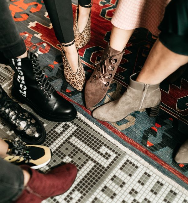 Kako kombinirati kaubojke, rokerske gležnjače i robusne tenisice