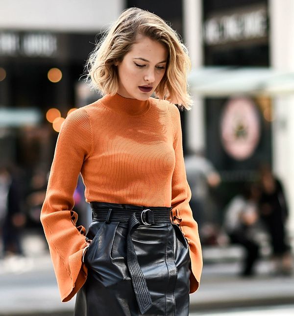 Dolčevita u kombinaciji sa suknjom visokog struka odličan je odabir za dame koje žele dodati centimetre svojoj visini