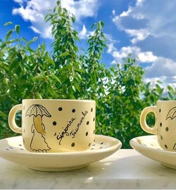 Glavni motiv na šalicama je djevojčica s kišobranom