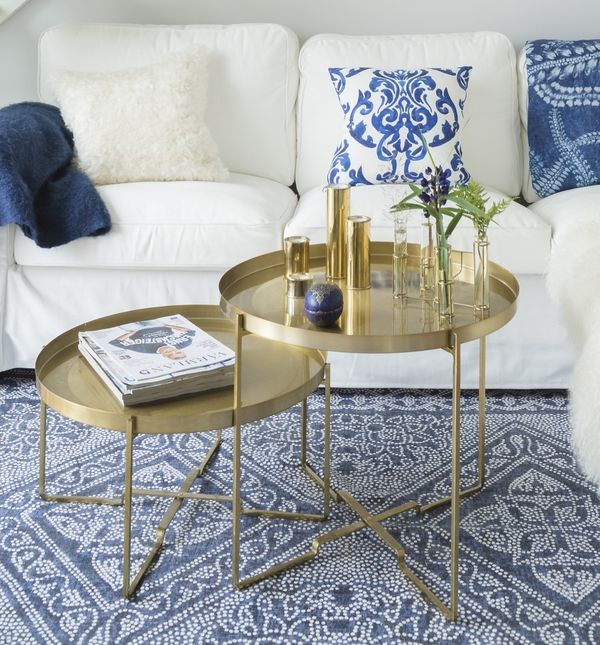 Kuća uređena u bijelo-plavoj kombinaciji s dodatkom zlatne