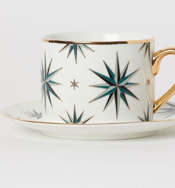 Šalice ukrašene zvijezdama u božićnom stilu iz trgovine H&M Home