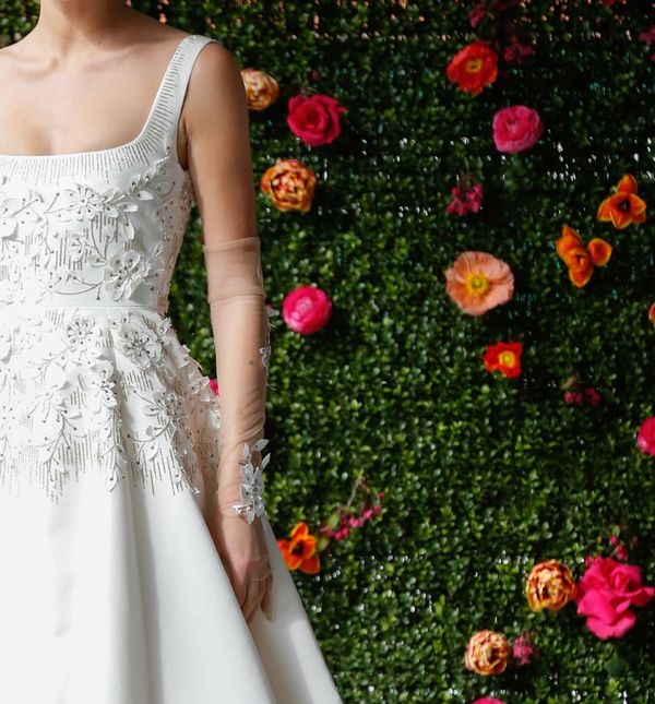 Ljepota četvrtastog izraza naročito je u tome što vrlo senzualno naglašava ključnu kost