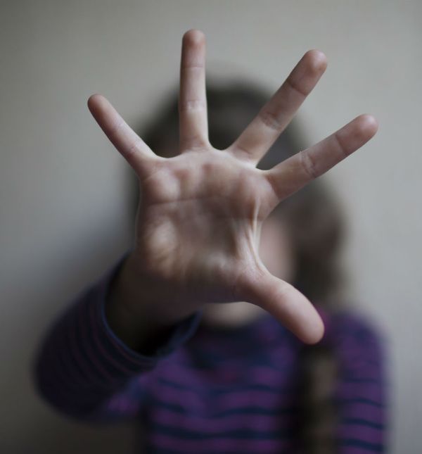 Prestrašena djevojčica