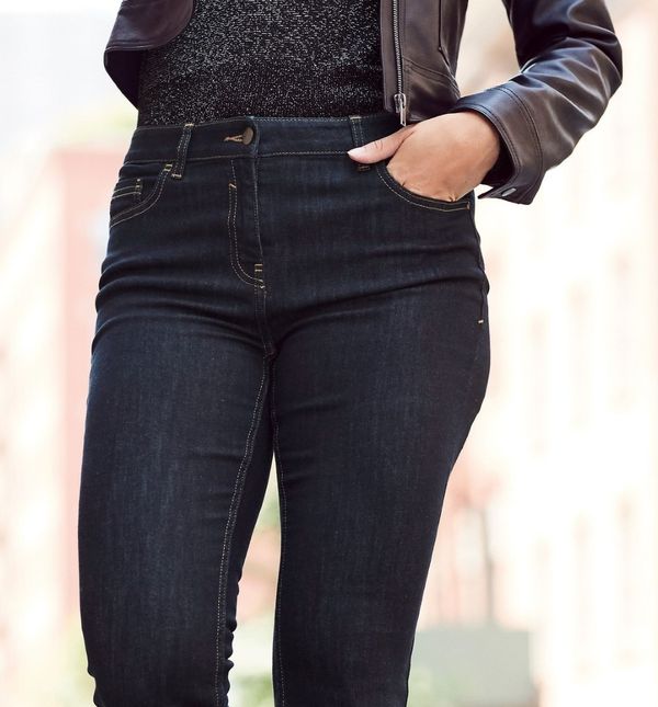 Tamnoplave traperice ravnih nogavica uvijek imaju dojam finoće i kvalitete