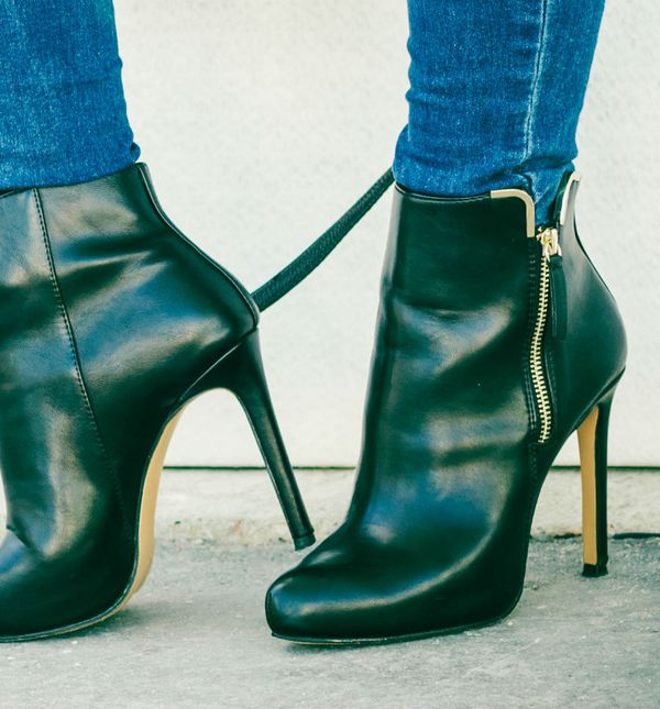 Cipele s pozlaćenim metalnim detaljima mogu izgledati jeftino