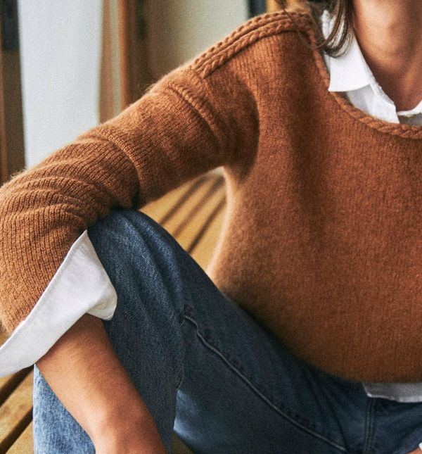 Smeđi pulover brenda Sezane