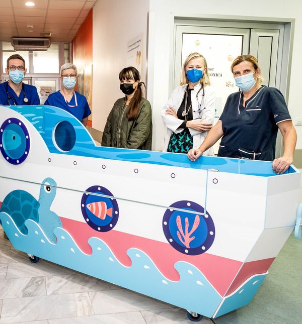 Brodić je posebno dizajniran za bolničke uvjete te prati gabarite standardnih kreveta