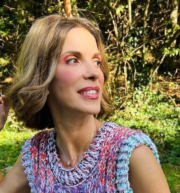 Bojana Gregorić Vejzović nosi šarenu pletenu haljinu