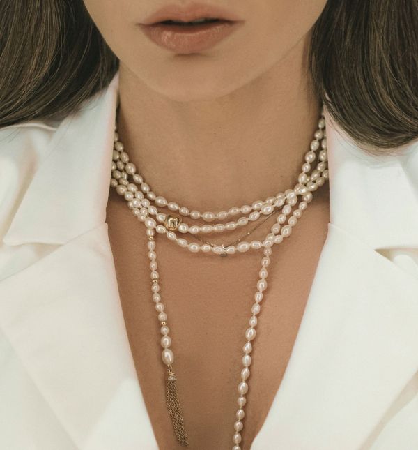 Izrez oko vrata može dodatno naglasiti ogrlicu