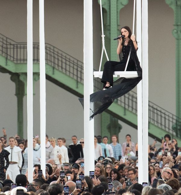 Riley Keough u krletki na Chanelovoj reviji