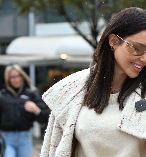 Ljepotica iz Zagreba u bordo suknji