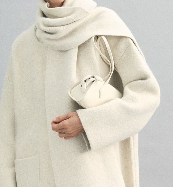 Kaput iz Manga posebno je šik zbog pletenog šala