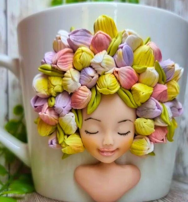 Malaika Tordi Molnar izrađuje šalice od polimerne gline, a cvjetne dame su joj najdraže