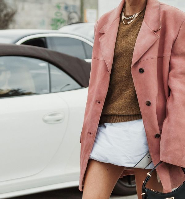 Jedan od najpopularnijih materijala ove jeseni je brušena koža