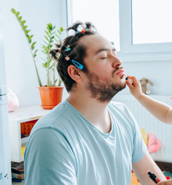 Djeca mogu plakati kad tata obrije bradu, glavu ili kad mama promijeni boju kose