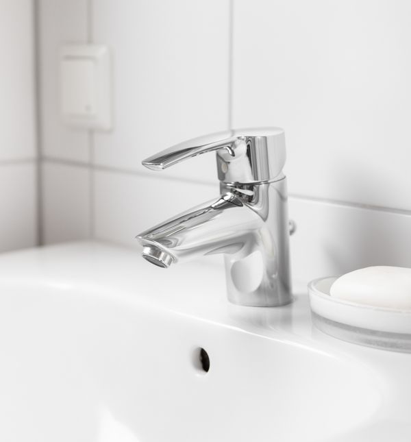 Čemu služi mala rupa na umivaoniku?