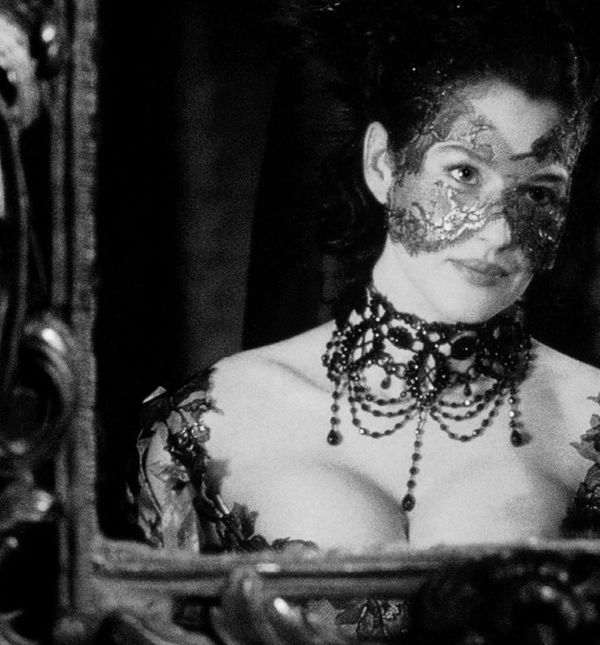 Monica Bellucci u filmu Brotherhood of the Wolf