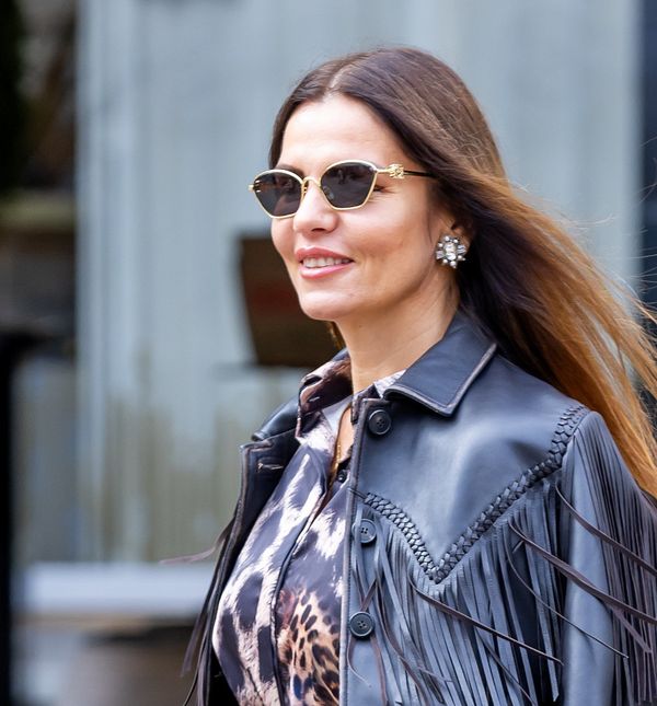 Zagrebačka street stylerica u haljini životinjskog uzorka i kožnoj jakni