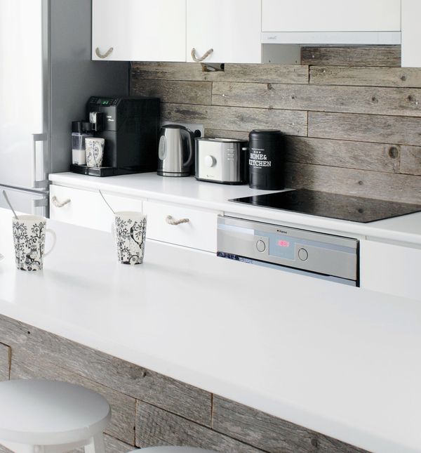 Minimalistički uređen crno-bijeli stan