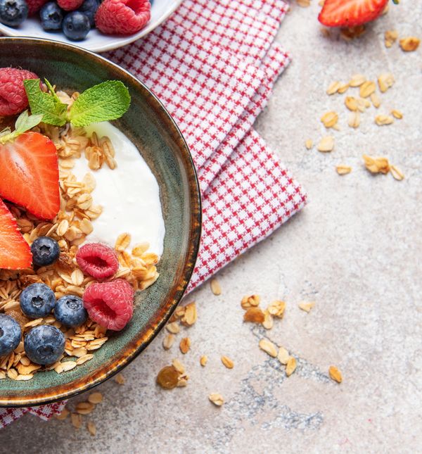 Zdjelica zobenih pahuljica s voćem uvijek je dobar odabir za doručak