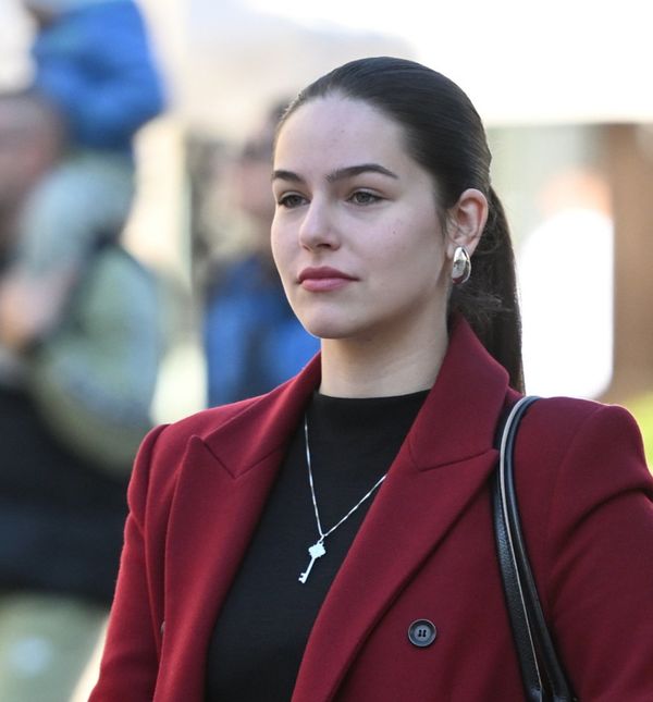 Zagrebačka street stylerica nosi bordo kaput