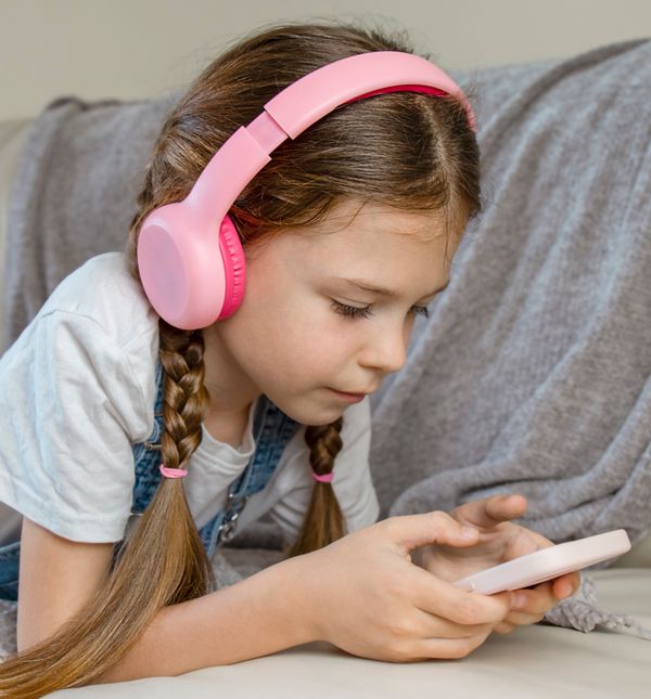 Djeca provode nevjerojatno puno vremena s mobitelom u rukama