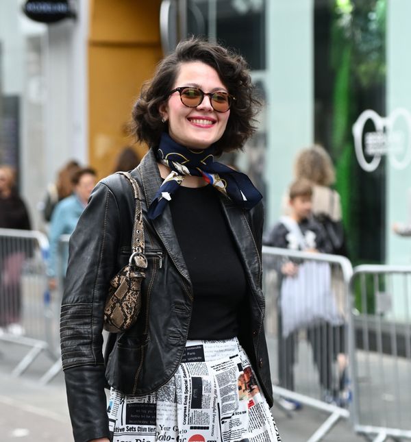 Street style iz Zagreba u hlačama s novinskim uzorkom