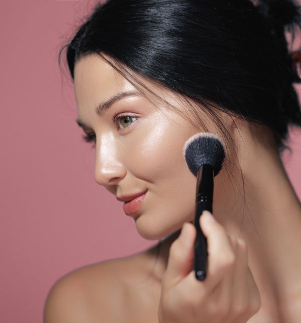 Nanošenje kistom, osobito ravno odrezanim kistom koji se najčešće koristi za tekući puder, pruža jače prekrivanje