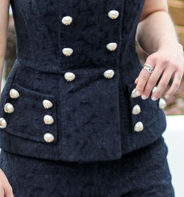 Peplum prsluk vizualno oblikuje struk