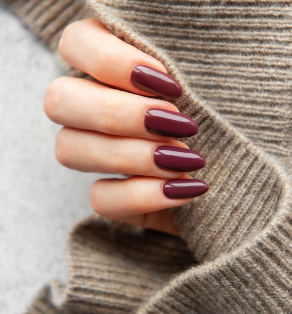 Bordo-smeđa manikura jesenski je hit