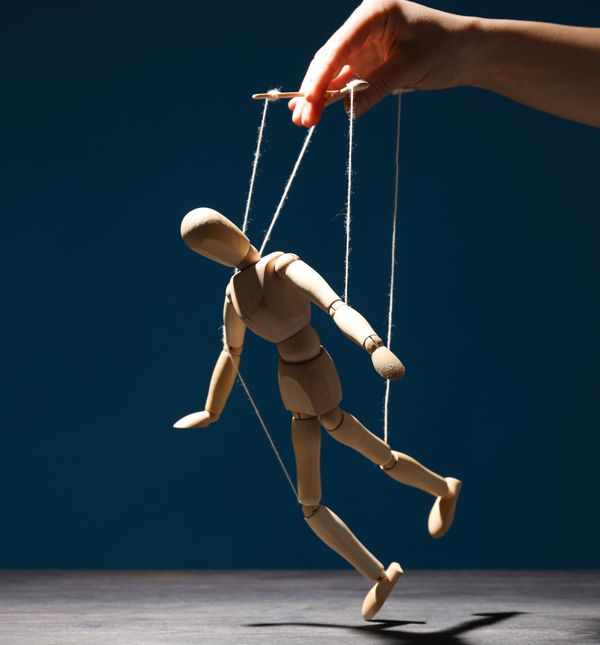 Moć toksičnih ljudi leži u riječima koje zvuče bezazleno, a u pozadini nose manipulaciju, krivnju ili emocionalnu kontrolu