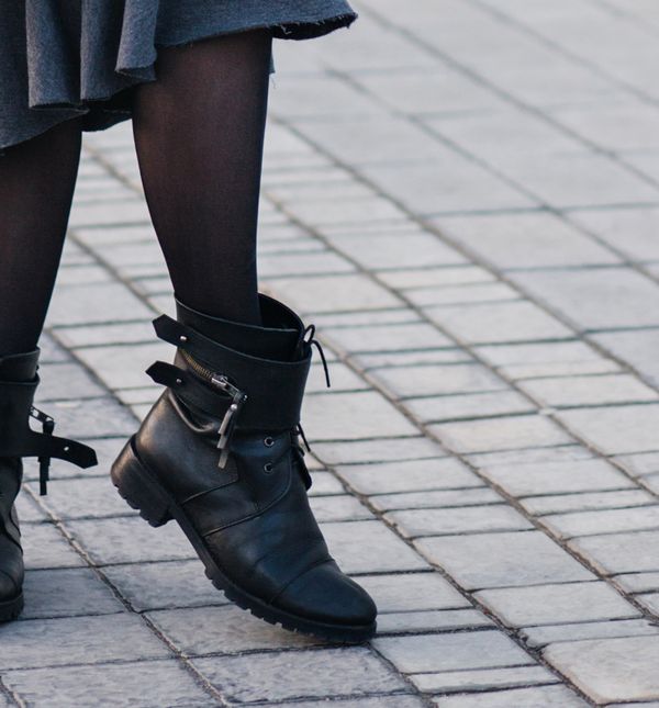 U trendu su gležnjače ravnog potplata i one s nižom, širokom petom