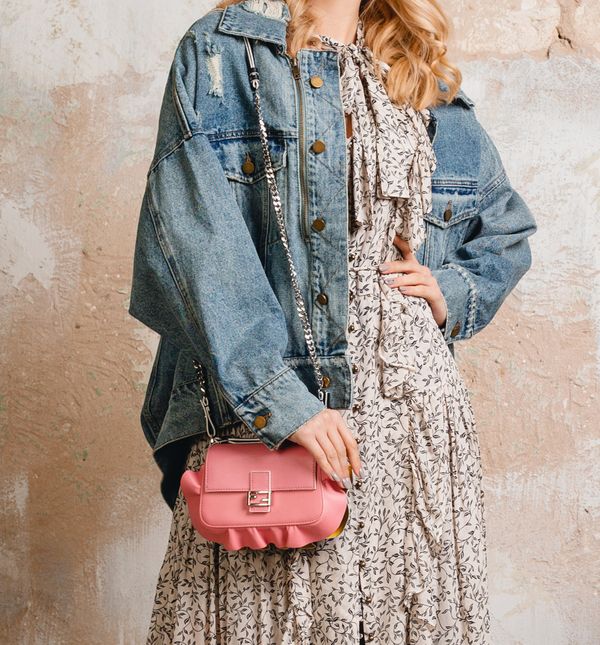 Ove sezone modne trgovine nude pregršt svestranih midi haljina koje se savršeno uklapaju u svakodnevicu