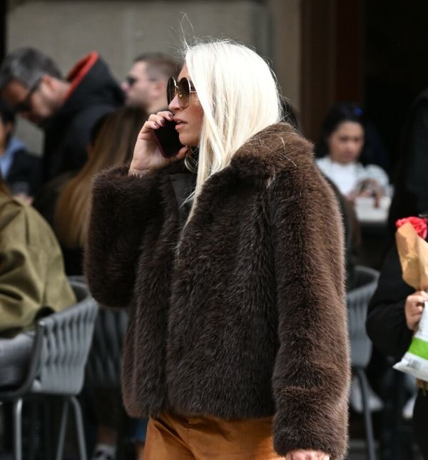 Kožnate hlače predimenzioniranih nogavica u narančastoj boji dominiraju ovim izdanjem