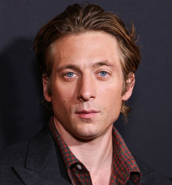 Jeremy Allen White trenutno promovira svoj novi film Springsteen: Izbavi me iz ništavila